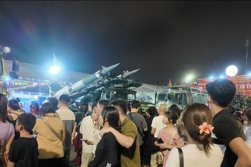 'Biển người' vây quanh khí tài quân sự ở Đà Nẵng