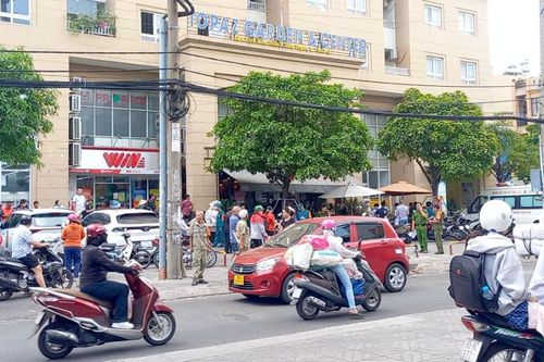 Bé trai tử vong dưới sảnh chung cư ở TPHCM, nghi rơi từ lầu 19