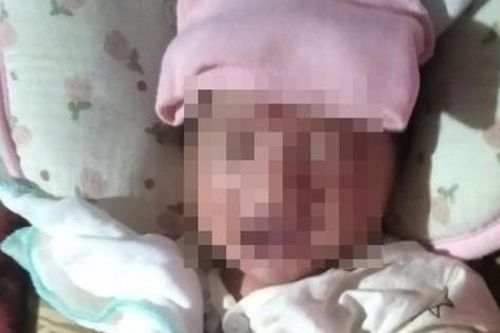 Bé gái sơ sinh bị bỏ rơi ở ngã ba đồi thông, có tờ giấy ghi 'đừng tìm mẹ bé'