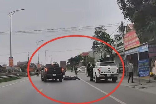 Tài xế xe bán tải mở cửa vô ý, 'hạ gục' xe máy và suýt gây họa cho ô tô khác