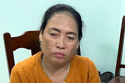 Người phụ nữ hơn 20 lần đưa vàng giả đi cầm ở tiệm kim hoàn