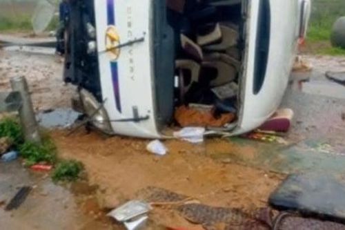 Xe chở học sinh tiểu học lật trên cao tốc Nghi Sơn - Diễn Châu