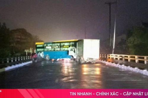 Xe khách va chạm xe tải trên QL 1 ở Hà Tĩnh, nhiều hành khách hú vía