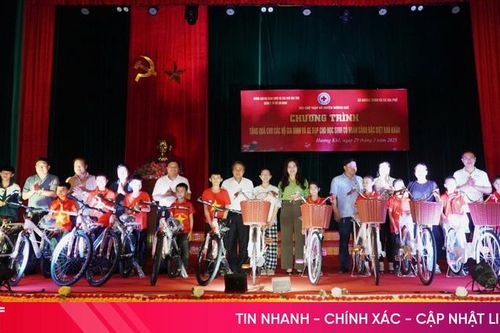 Trao 100 xe đạp và quà cho người nghèo, học sinh khó khăn ở Hương Khê