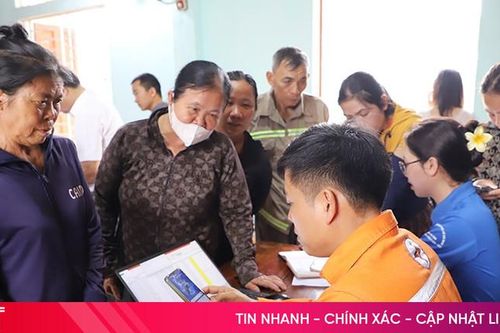 Công ty Điện lực Hà Tĩnh hỗ trợ người dân cài đặt ứng dụng chăm sóc khách hàng