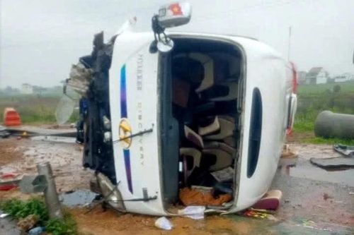 Xe khách chở học sinh va chạm với xe tải trên cao tốc Diễn Châu-Bãi Vọt