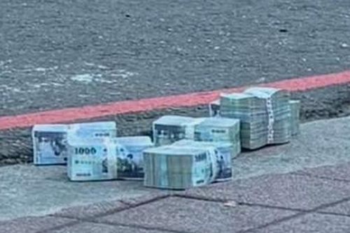 Người dân sốc nặng khi thấy 4,6 tỷ đồng tiền mặt để trên vỉa hè