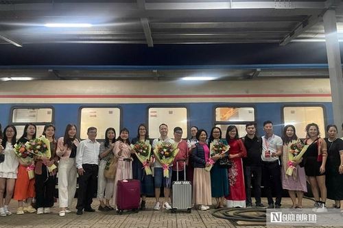 Du khách hào hứng trên chuyến tàu '0 đồng' về khám phá 'đất võ trời văn' Bình Định