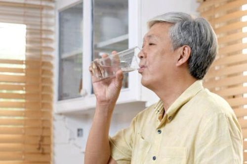 Lí do khiến người đàn ông đột tử chỉ vì uống nước