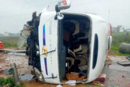 Xe ô tô chở đoàn giáo viên và học sinh bị lật trên cao tốc, hiện trường gây bàng hoàng