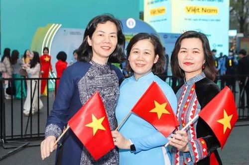 Hào hứng, tự hào khi tham gia 'Diễu hành áo dài' và 'Xếp hình áo dài bản đồ Việt Nam'