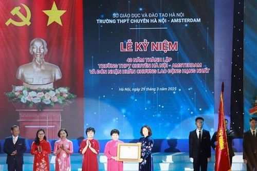 Trường THPT chuyên Hà Nội - Amsterdam đón nhận Huân chương Lao động hạng Nhất