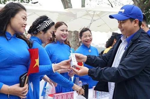 Vinamilk hỗ trợ nước uống, sữa tại sự kiện Diễu hành áo dài và Xếp hình bản đồ Việt Nam