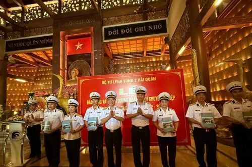 Vùng 2 Hải quân tuyên dương quân nhân chuyên nghiệp tiêu biểu