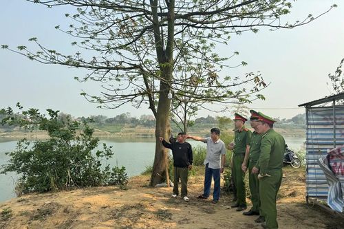 Công an và chính quyền lập chốt trực để ngăn chặn khai thác cát trái phép