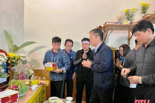 Thăm hỏi, động viên gia đình có người bị thiệt mạng do đuối nước ở huyện Cẩm Thủy