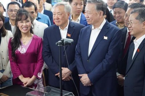 Tổng Bí thư thăm Trung tâm nghiên cứu, đào tạo thiết kế vi mạch và trí tuệ nhân tạo Đà Nẵng vào ngày khai giảng khóa học đầu tiên