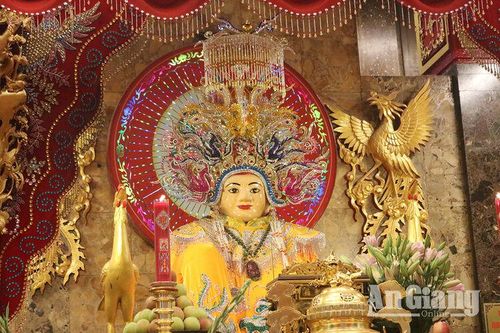 Thay xiêm y cho Bà Chúa Xứ Núi Sam