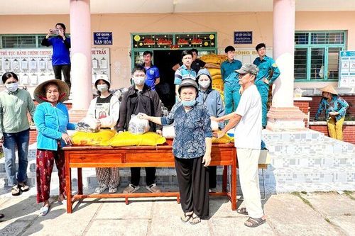 Trao 300 phần quà cho người dân có hoàn cảnh khó khăn tại thị trấn Ba Chúc