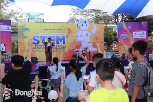 Học sinh trải nghiệm lập trình robot và tìm hiểu kiến thức thiên văn học trong Ngày hội STEM