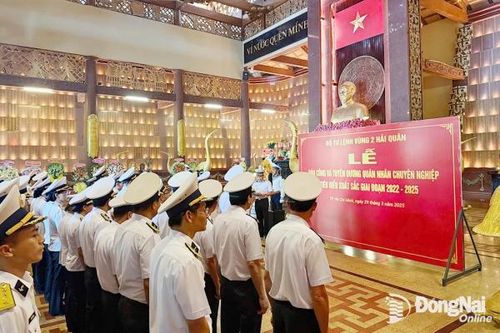 Vùng 2 Hải quân tuyên dương quân nhân chuyên nghiệp tiêu biểu