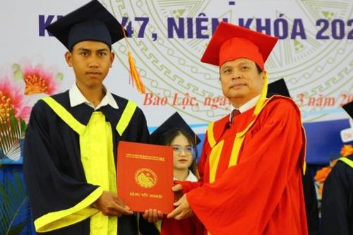 Trường Cao đẳng Công nghệ và Kinh tế Bảo Lộc trao bằng tốt nghiệp cho 104 sinh viên