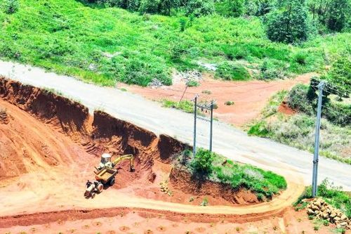 Bảo Lộc: Nhiều cột điện nằm cheo leo do đào múc đất trái phép