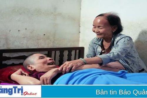 21 năm chăm con liệt giường