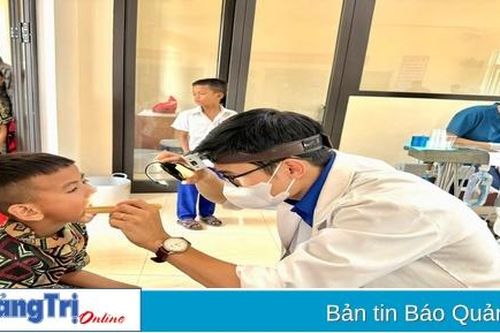 Thủ lĩnh đoàn khoác áo blouse trắng