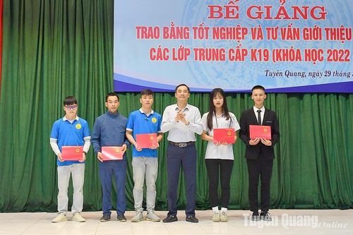 Trao bằng tốt nghiệp và tư vấn, giới thiệu việc làm cho hơn 300 học sinh trung cấp nghề