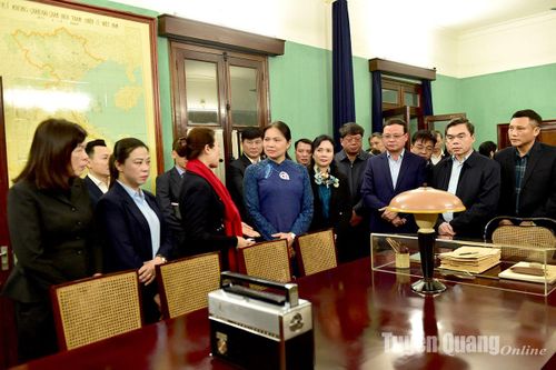 Đoàn đại biểu tỉnh Tuyên Quang thăm một số di tích lịch sử tại Hà Nội