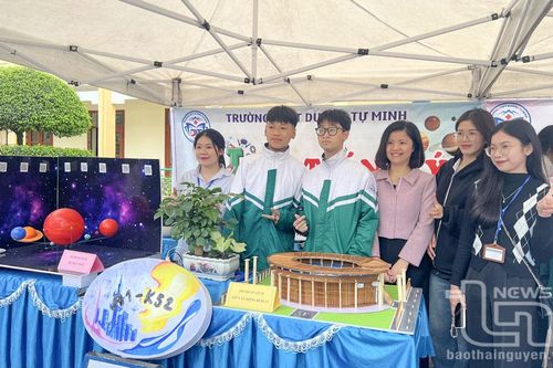 Ngày hội giáo dục STEM và tiếng Anh thu hút trên 1.000 học sinh, sinh viên