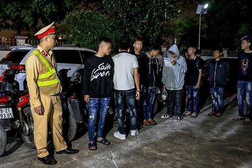 CSGT tuần tra đêm, chặn bắt hàng chục 'quái xế'