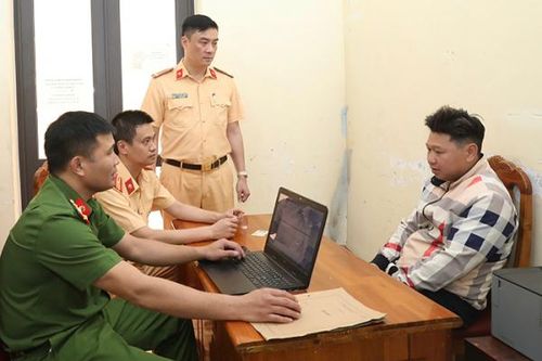 Mua bằng lái xe giả trên mạng về sử dụng thì bị bắt