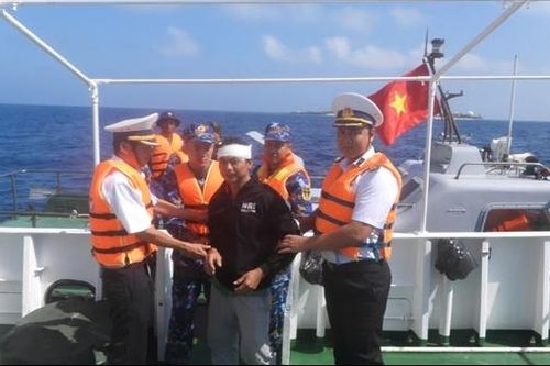 Đưa ngư dân bị tai nạn lao động ở Trường Sa về đất liền