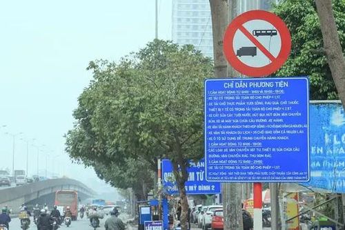 Bất cập biển báo giao thông ở Thủ đô