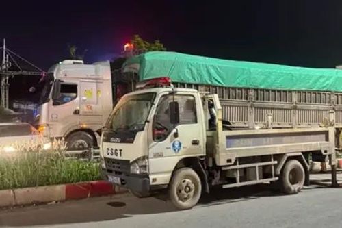 Xe chở quá tải trọng 225% bỏ chạy, tông xe CSGT