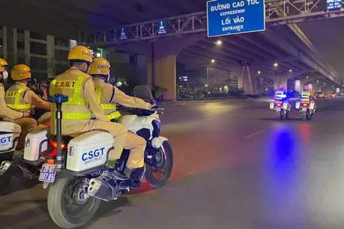 CSGT Hà Nội xuyên đêm truy đuổi 'quái xế'