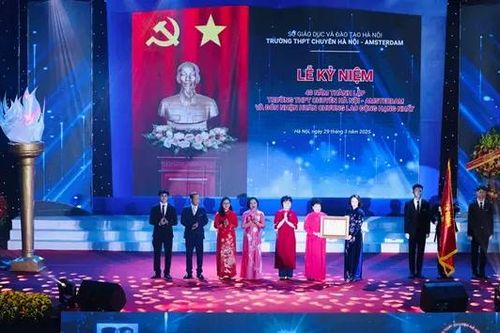 Kỷ niệm 40 năm thành lập THPT chuyên Hà Nội - Amsterdam