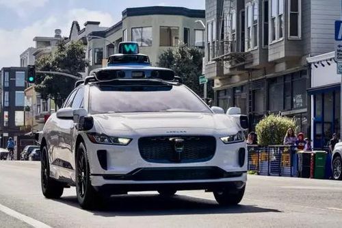 Taxi tự lái Waymo vi phạm gần 600 lỗi trong một năm