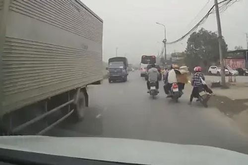 Xe máy chở đồ cồng kềnh gây tai nạn