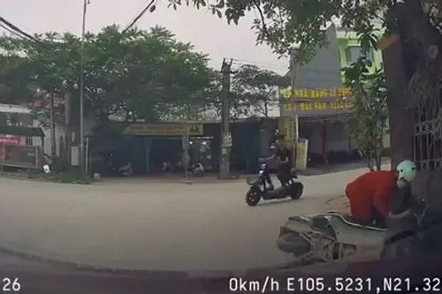Lái xe tự ngã trước đầu ô tô dù chưa va chạm