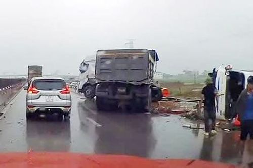 Tai nạn trên cao tốc Diễn Châu - Bãi Vọt: Xe tải húc ô tô 16 chỗ khiến 2 giáo viên bị gãy chân