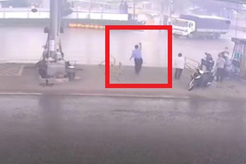Clip: Góc quay mới đầy ám ảnh và xót xa khi xe tải 'lạnh lùng' cán 2 lần qua người đi xe máy trên Quốc lộ 51