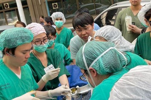 Động đất rung chuyển Thái Lan khiến bác sĩ phải 'di dời' phòng mổ ra ngoài trời, kịp thời cứu sống bệnh nhân