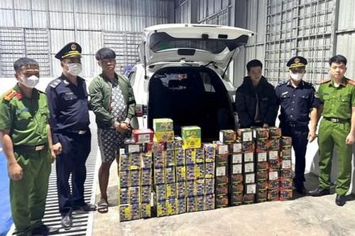 Phát hiện 2 thanh niên vận chuyển 130kg pháo ở vùng biên giới