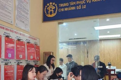 Người dân hài lòng khi đến thực hiện thủ tục hành chính tại Trung tâm Phục vụ hành chính công Hà Nội - Chi nhánh số 12 Sơn Tây