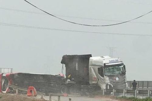 Xe chở học sinh gặp nạn trên cao tốc, nhiều người bị thương