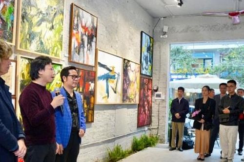 Thưởng lãm tranh trừu tượng mạnh mẽ, cảm xúc của họa sĩ Nguyễn Hòa