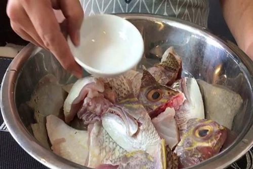 Đây chính là 'kẻ thù' của mùi tanh: Khi nấu món cá cho thêm 1 thìa, thịt cá sẽ mềm hơn và ra chuẩn vị!
